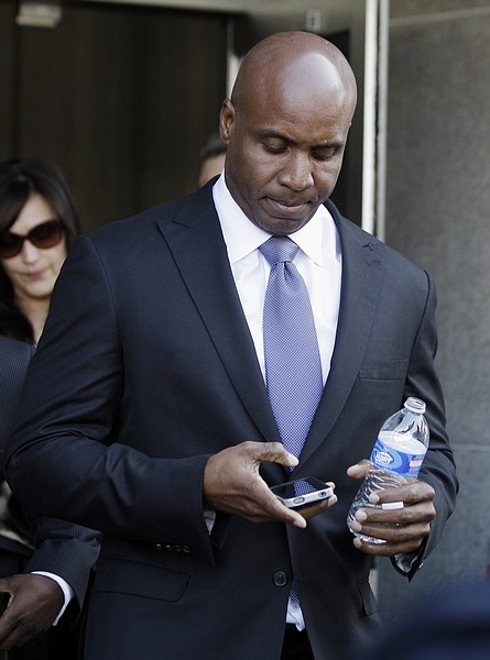 Barry Bonds leaves the federal courthouse as the jury continues to deliberate in his perjury trial, Monday, April 11, 2011, in San Francisco. (AP Photo/Marcio Jose Sanchez)
