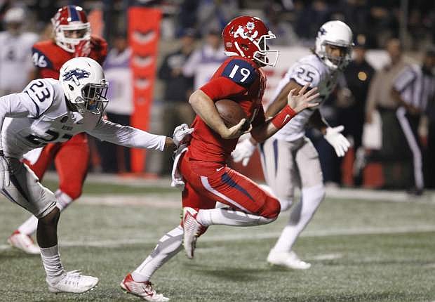 Fresno State&#039;s Kilton Anderson runs in for a touchdown on 4th and 1 as Nevada&#039;s Dameon Baber, left, chases during the first half of an NCAA college football game in Fresno, Calif., Thursday, Nov. 5, 2015. (AP Photo/Gary Kazanjian)