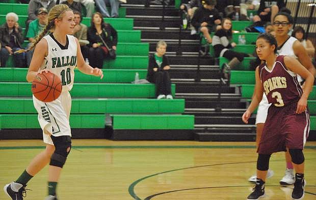 The Wave&#039;s Kaitlyn Hunter (10) runs the court against Sparks&#039; Angelica Hurtado (3).