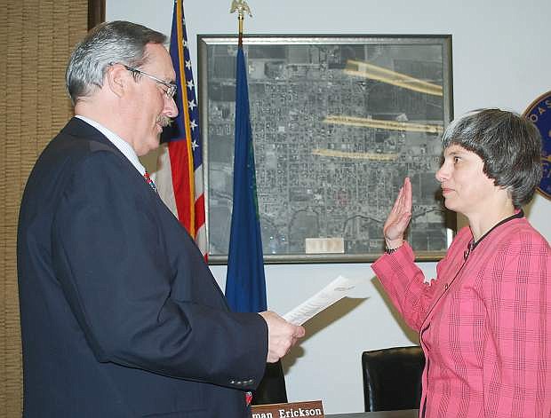 Mayor Ken Tedford Jr. administers the oath to Kelly Frost, who was selected as the new councilwoman on Tuesday to replace Rachel Dahl.