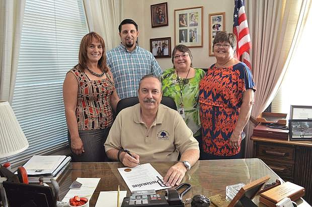 Mayor Ken Tedford issued a proclamation for Recovery Month, which is in September. From left are Andrea Zeller, Josh Cabral, Lana Robards and Debbie Ridenour with Tedford at his desk.