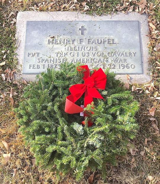 A veteran from the Spansih America War receives a wreath.