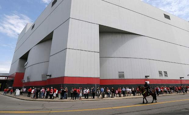 Fans line up to pay their respects to Gordie Howe, the man known as Mr. Hockey, at Joe Louis Arena, the home of the Detroit Red Wings, his team for much of his NHL Hall of Fame career, Tuesday, June 14, 2016 in Detroit. (AP Photo/Carlos Osorio)