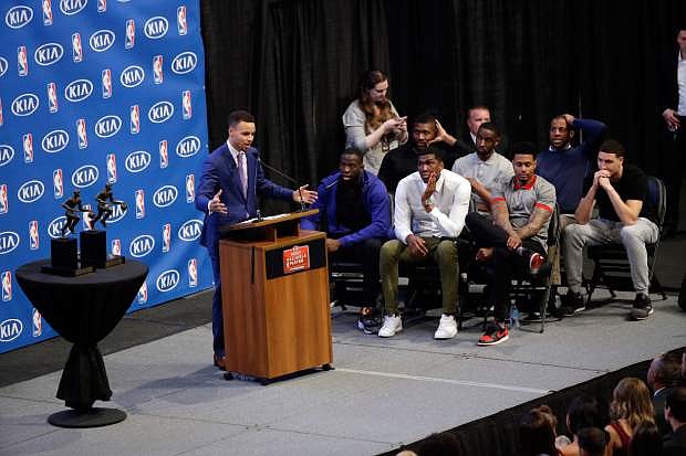 Golden State Warriors guard Stephen Curry, at left, speaks after receiving the NBA&#039;s Most Valuable Player award as his teammates watch at a basketball news conference Tuesday, May 10, 2016, in Oakland, Calif. (AP Photo/Marcio Jose Sanchez)
