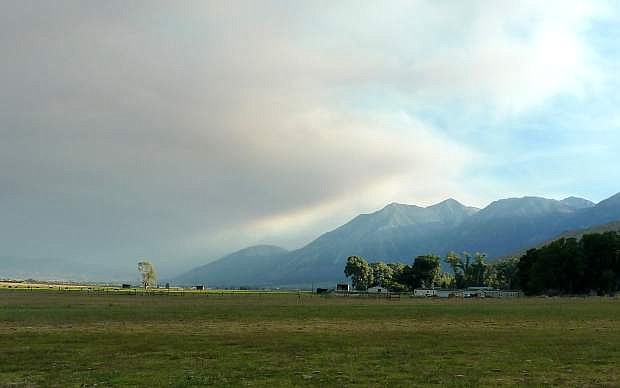 Fingers of smoke reach for Jobs Peak after skies cleared on Friday evening.