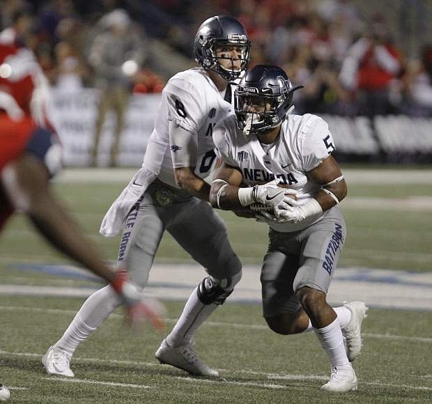 Nevada&#039;s Ty Gangi hands off to Jaxson Kincaide against Fresno State in the first half of Saturday&#039;s game in Fresno, Calif.