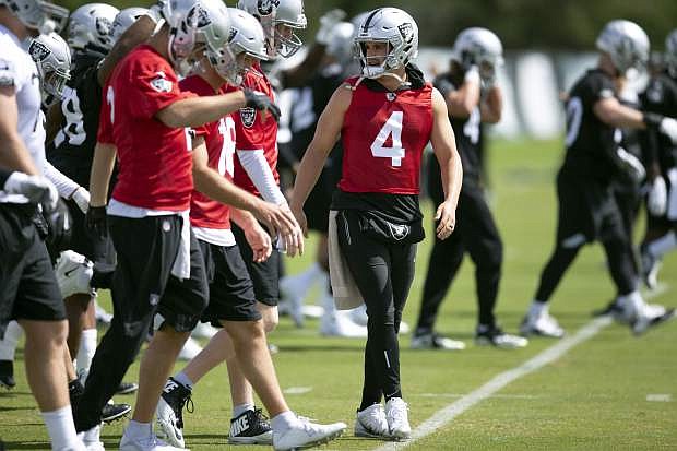 Oakland Raiders quarterback Derek Carr (4) works out with his teammates during an official team activity, Tuesday, May 21, 2019, at the NFL football team&#039;s headquarters in Alameda, Calif. (AP Photo/D. Ross Cameron)