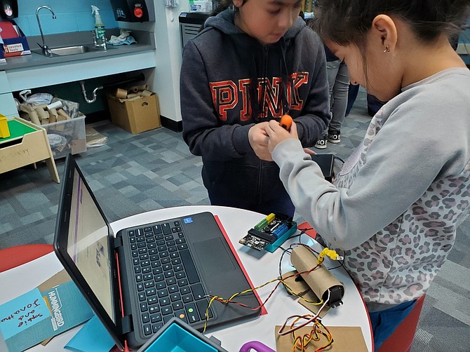 Fourth grade students from Tearra Bobula&#039;s technology class at Mark Twain Elementary build Hummingbird robots.