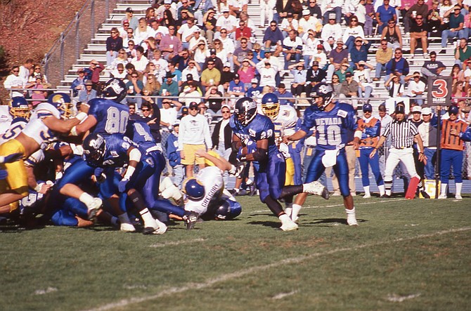 Chris Vargas (10) hands off to Zeke Moore during the 1993 game against San Jose State at Mackay Stadium.